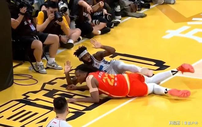 球队在比赛中力克对手获得紧张胜利 球队在比赛中力克对手获得紧张胜利