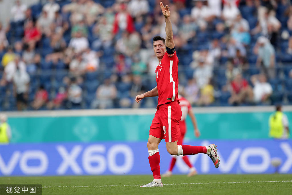 波兰前锋梅开二度,击败奥地利 波兰前锋梅开二度,击败奥地利