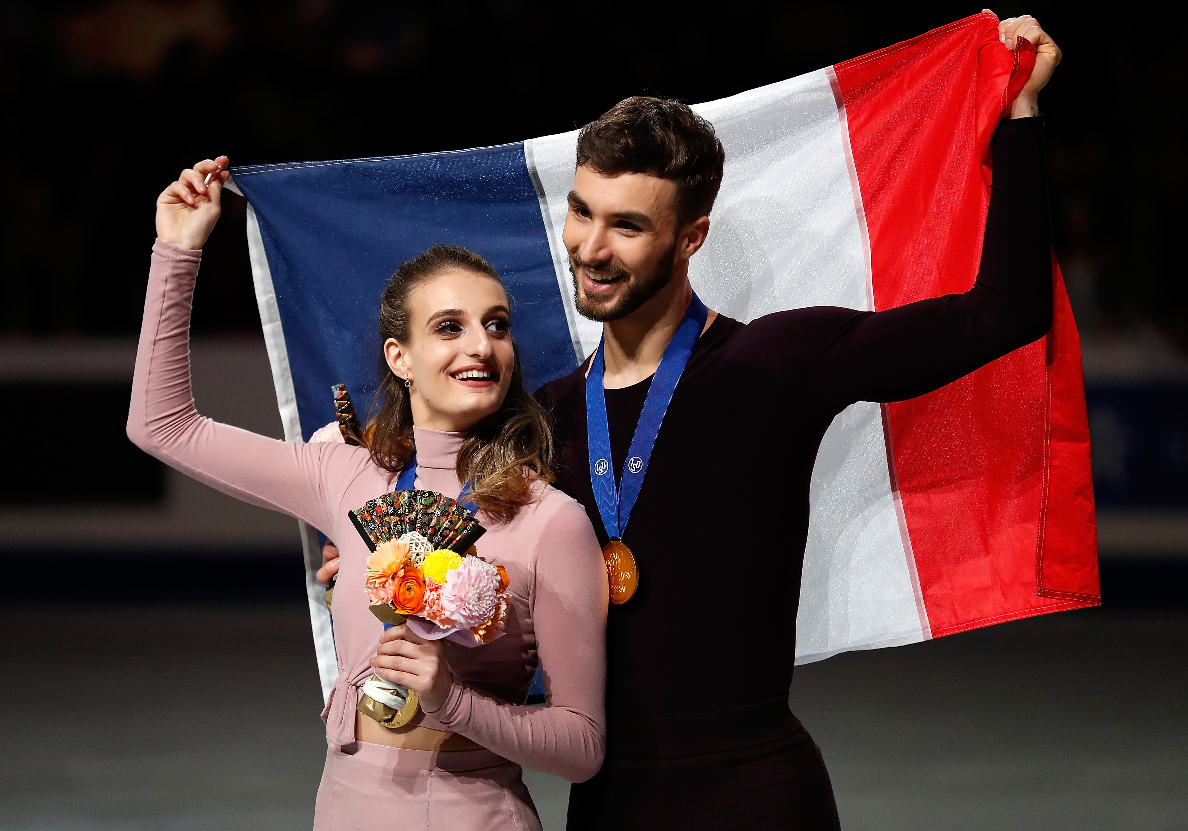 法国轮滑队表现出色，夺得冠军