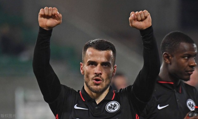 法兰克福豪取三分,士气高涨 法兰克福豪取三分,士气高涨