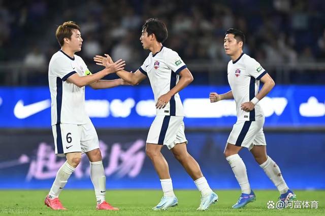 中超联赛风云变幻：球队在比赛中赢得成功喜悦
