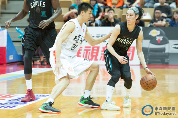 决胜时刻!球队取得关键胜利,士气高涨! 决胜时刻!球队取得关键胜利,士气高涨!