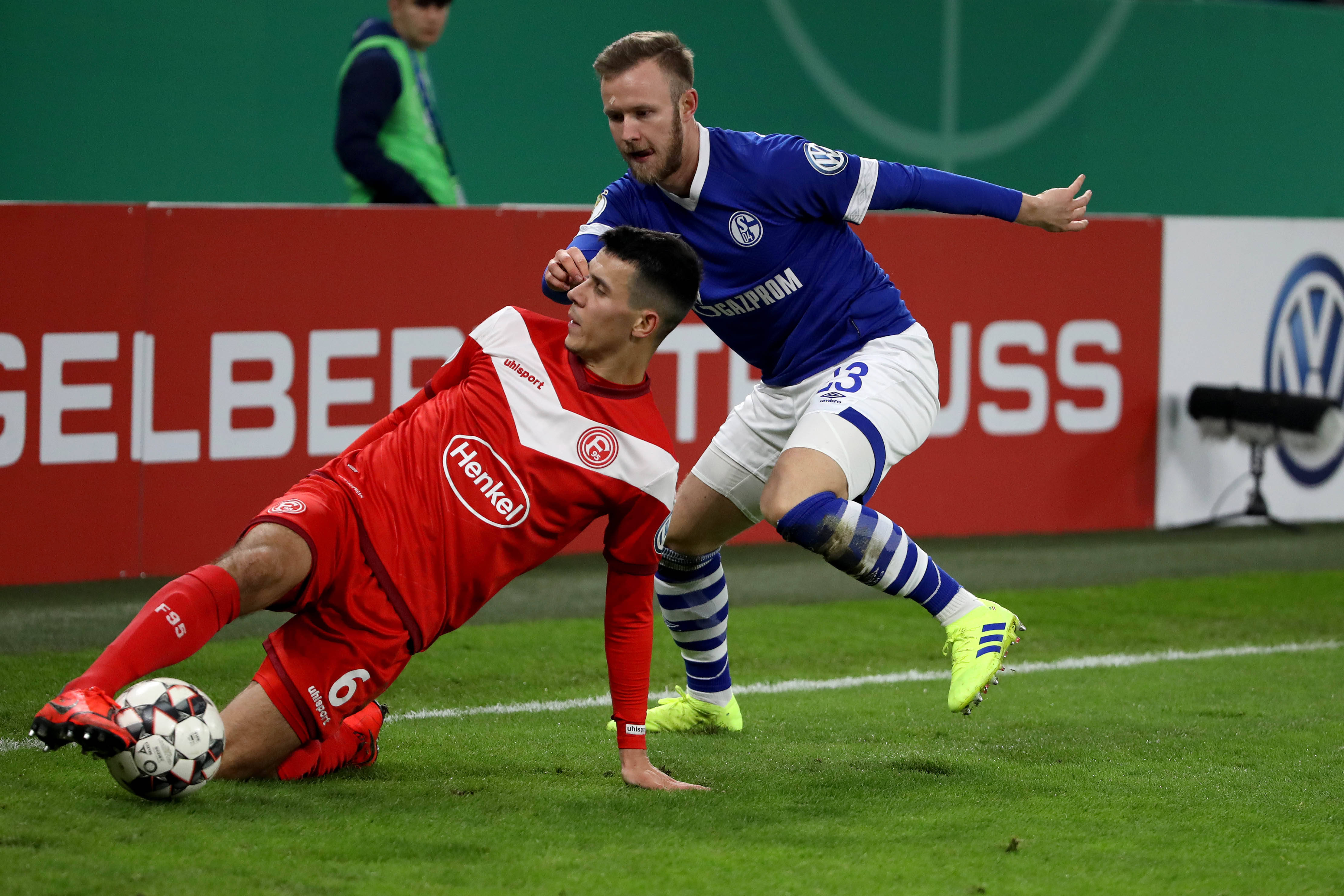 沙尔克在客场比赛中遇到困难 沙尔克在客场比赛中遇到困难