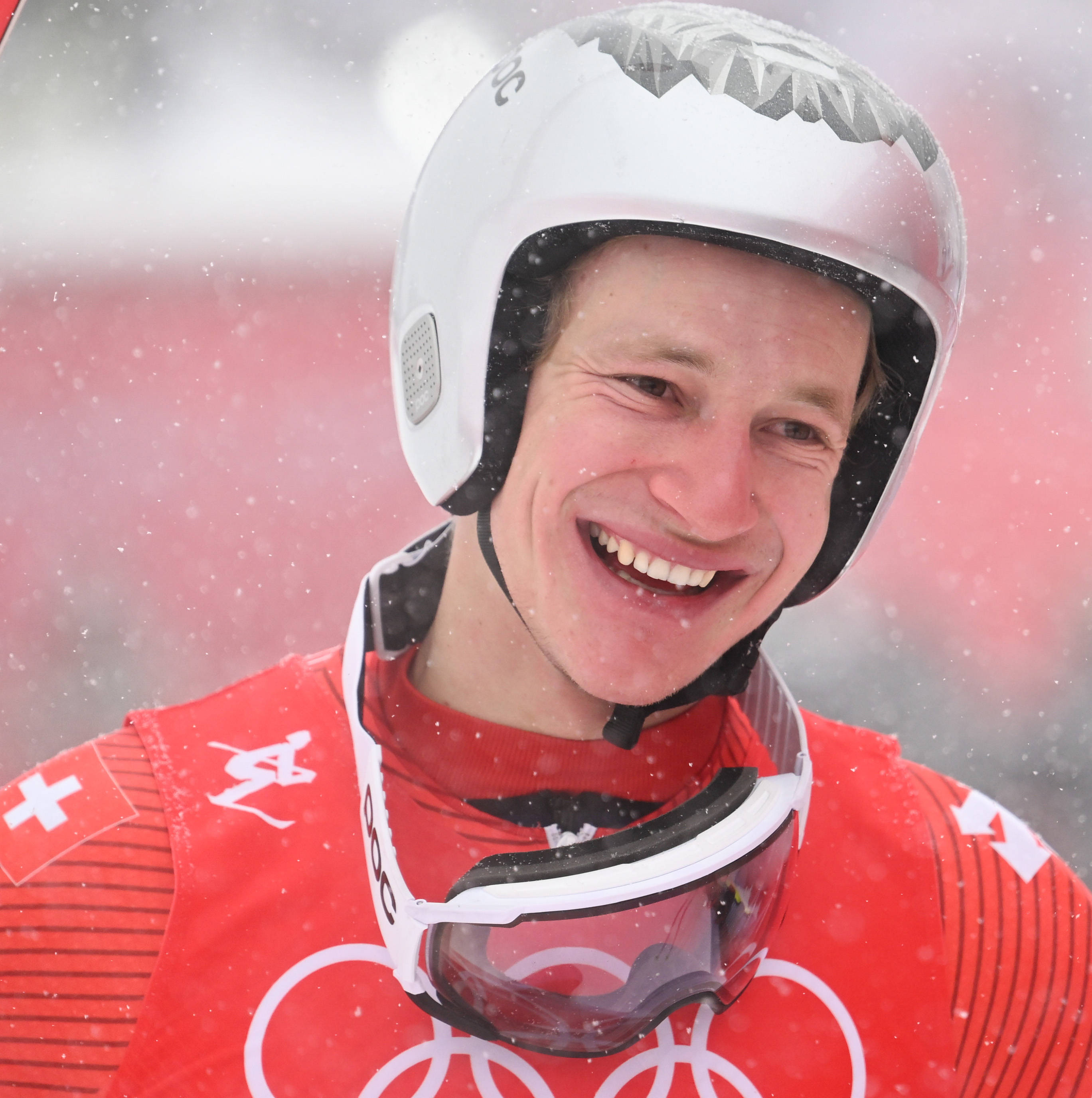 瑞士滑雪选手惊艳全场，夺得金牌