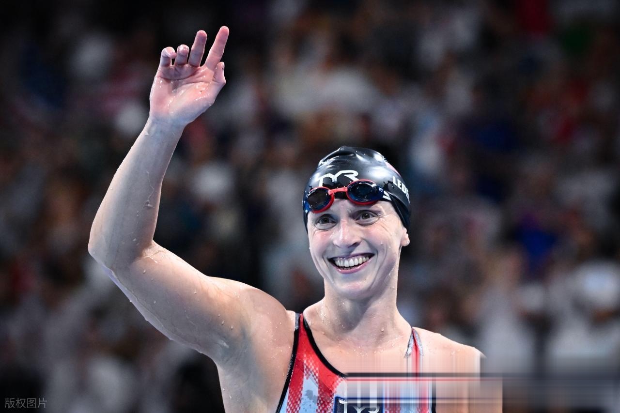 美国运动员在田径比赛中夺冠斩获金牌