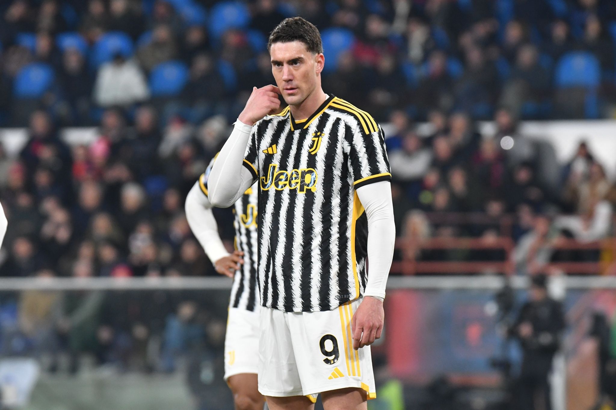 包含尤文图斯客场失利，联赛头名宝座岌岌可危的词条