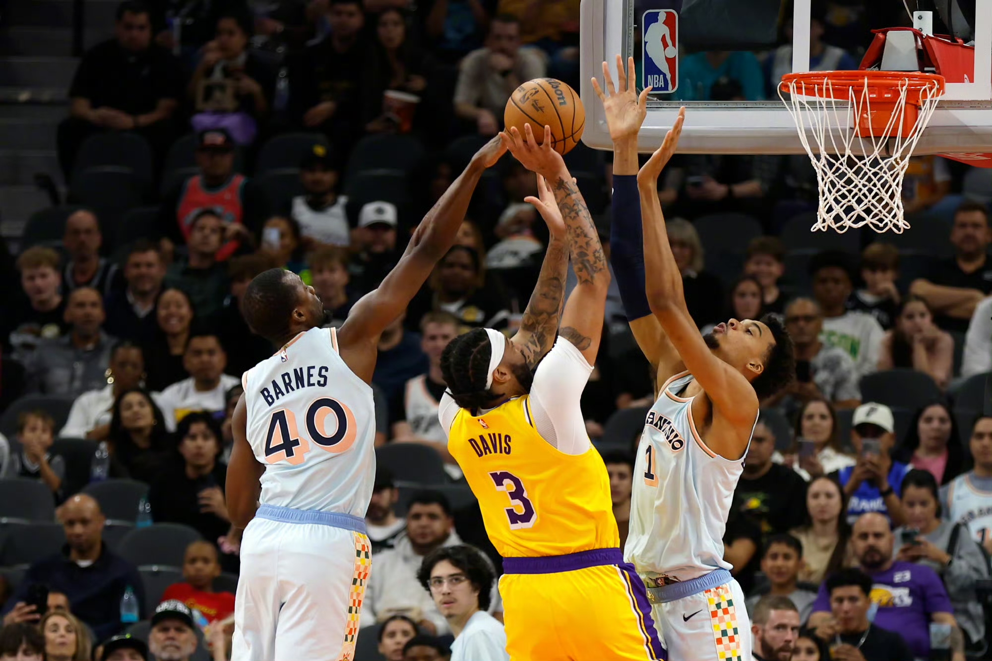 快船客场击败湖人，乔治凯西纳得20分