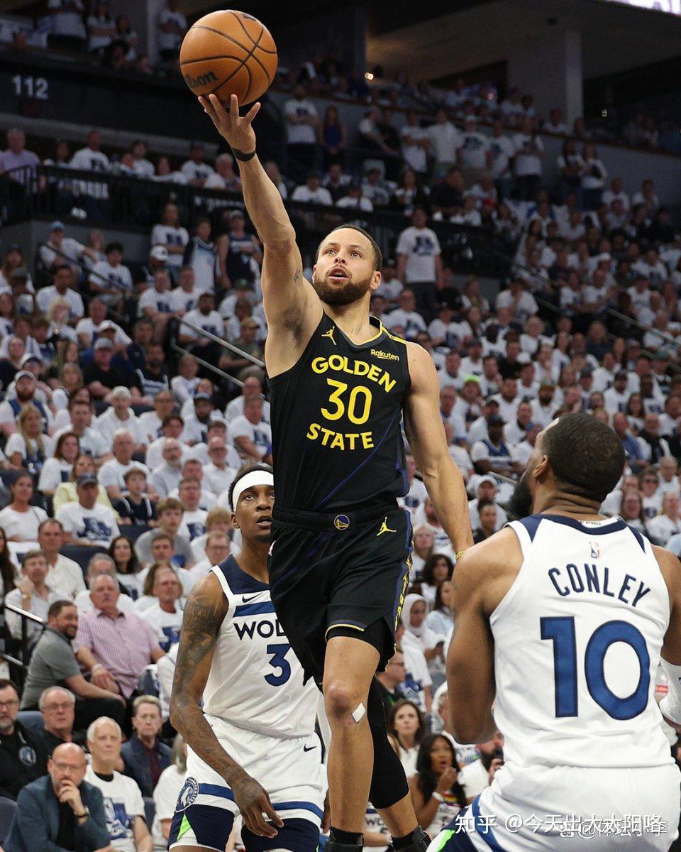 勇士惨遭溃败,库里受伤仍不倒 勇士惨遭溃败,库里受伤仍不倒